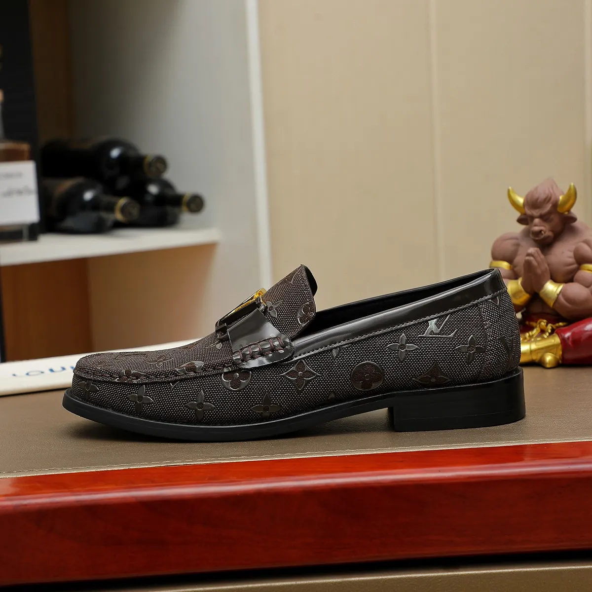 Men's shoes 💰 460 💰 Louis Vuitton LV ® 🆕 model 🔛Full shoe counter, first layer cowhide, 🐂leather lined casual shoes for men, super soft outsole, essential for driving. Counter synchronization, original first layer cowhide, completely 1:1 mold customization🌹top version, color optional! Number: 39-44 (customized at 38.45)